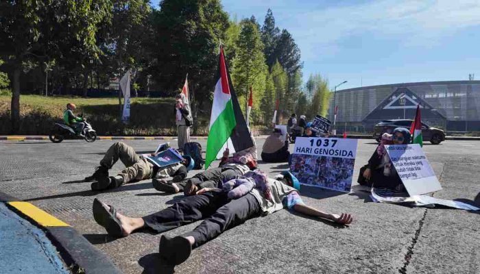 Aktivis Muda Tiduran di Jalan Pasar Unpad dan Rektorat Dalam Aksi Palestina